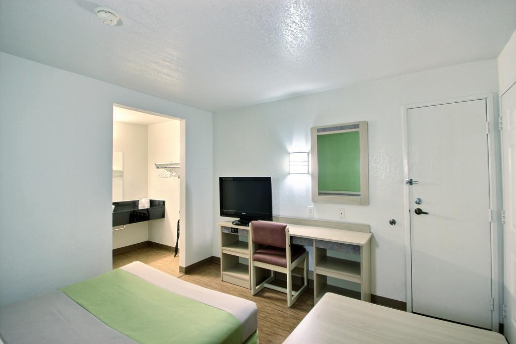 Motel 6 Milwaukee West - Брукфілд Номер фото
