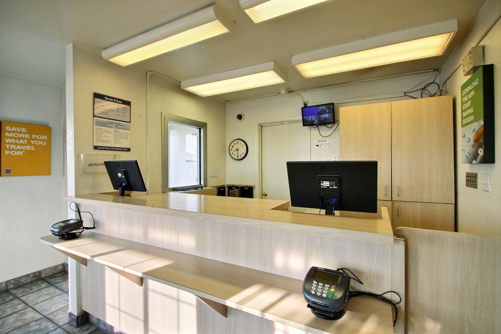 Motel 6 Milwaukee West - Брукфілд Екстер'єр фото