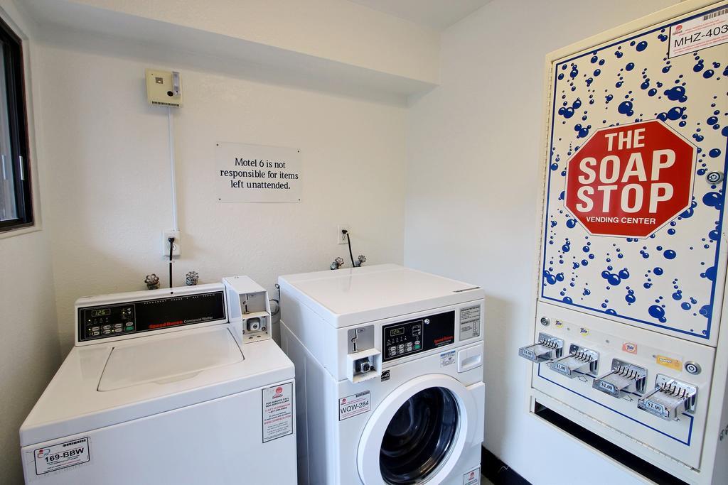 Motel 6 Milwaukee West - Брукфілд Екстер'єр фото