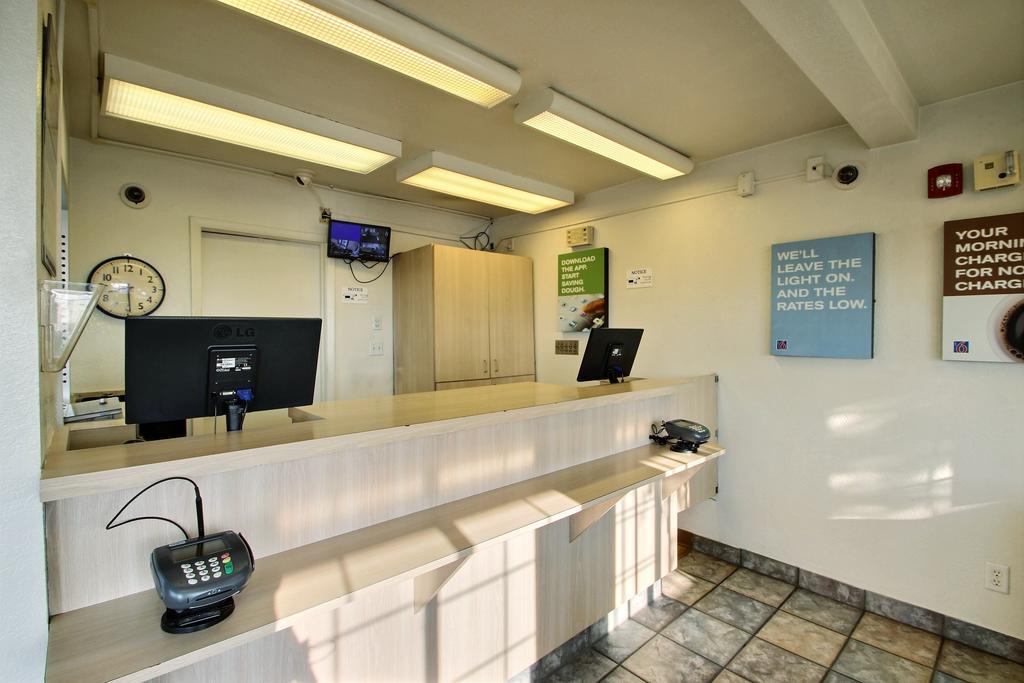 Motel 6 Milwaukee West - Брукфілд Екстер'єр фото