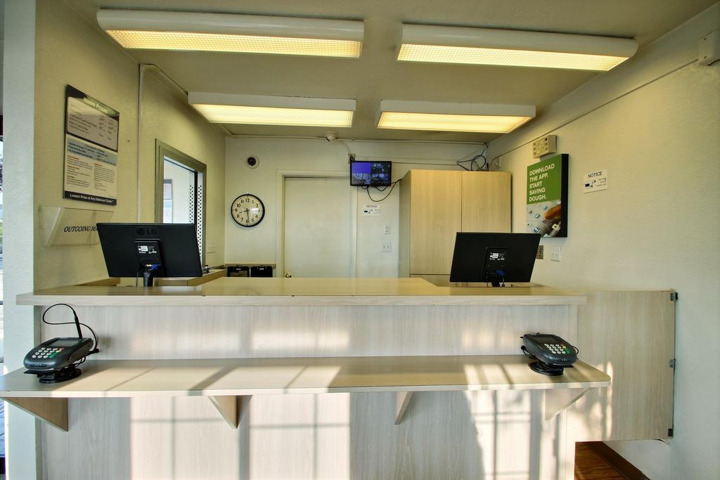 Motel 6 Milwaukee West - Брукфілд Екстер'єр фото
