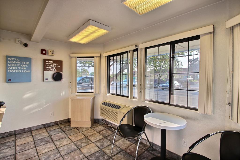 Motel 6 Milwaukee West - Брукфілд Екстер'єр фото
