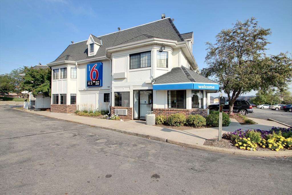 Motel 6 Milwaukee West - Брукфілд Екстер'єр фото