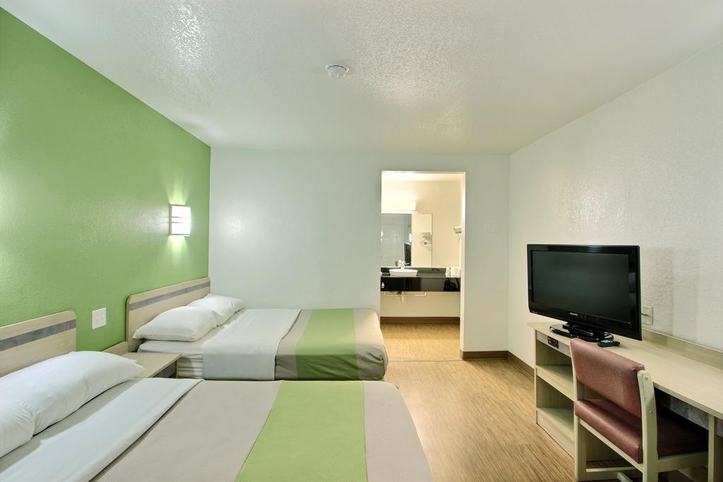 Motel 6 Milwaukee West - Брукфілд Екстер'єр фото