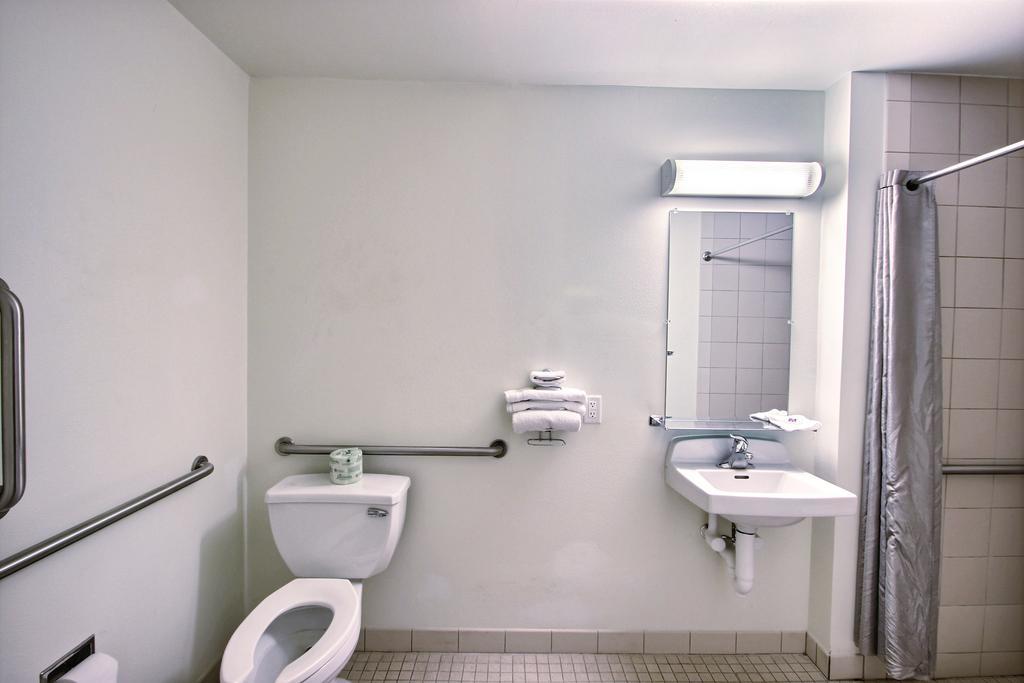 Motel 6 Milwaukee West - Брукфілд Екстер'єр фото