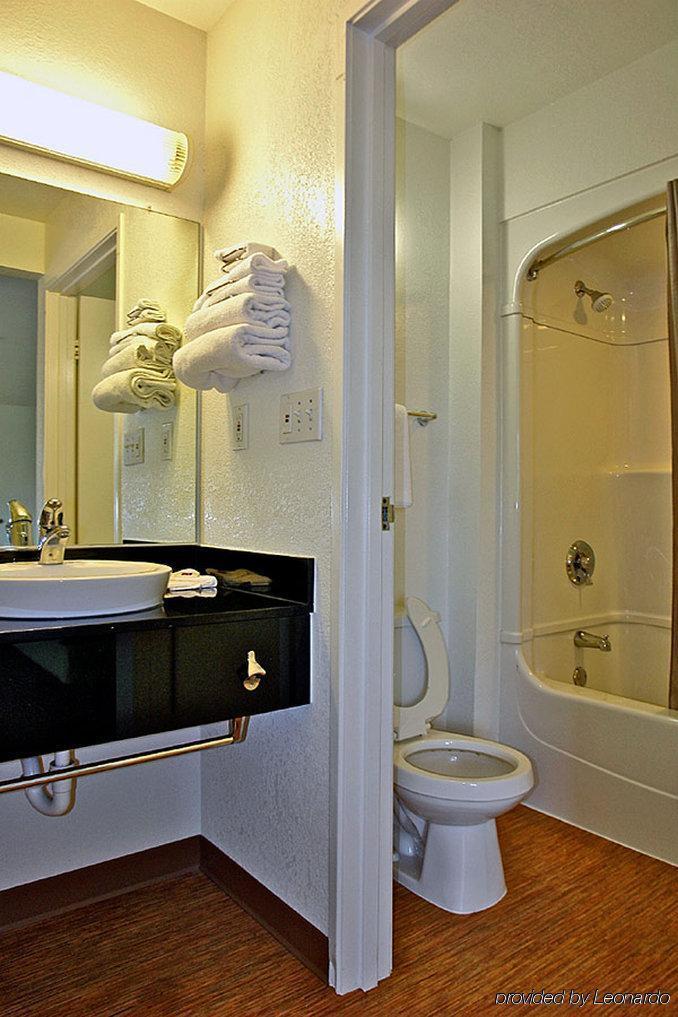 Motel 6 Milwaukee West - Брукфілд Екстер'єр фото