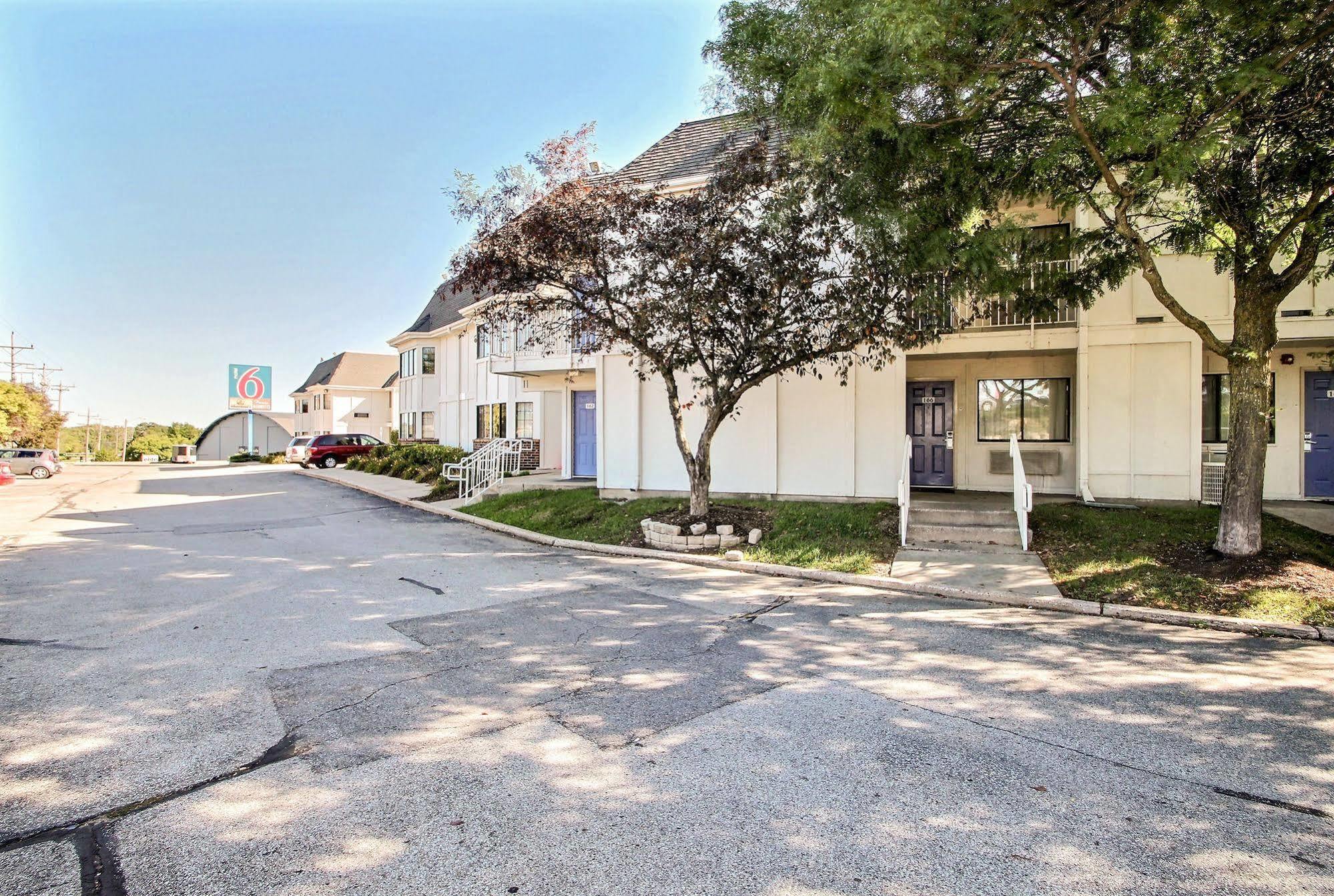 Motel 6 Milwaukee West - Брукфілд Екстер'єр фото