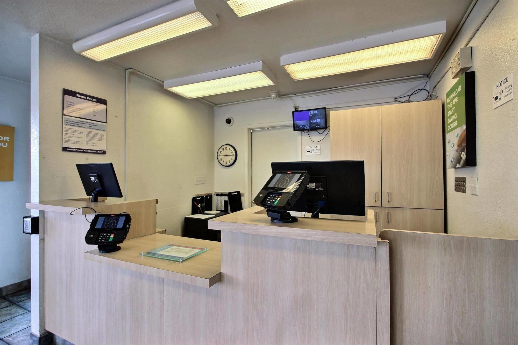 Motel 6 Milwaukee West - Брукфілд Екстер'єр фото