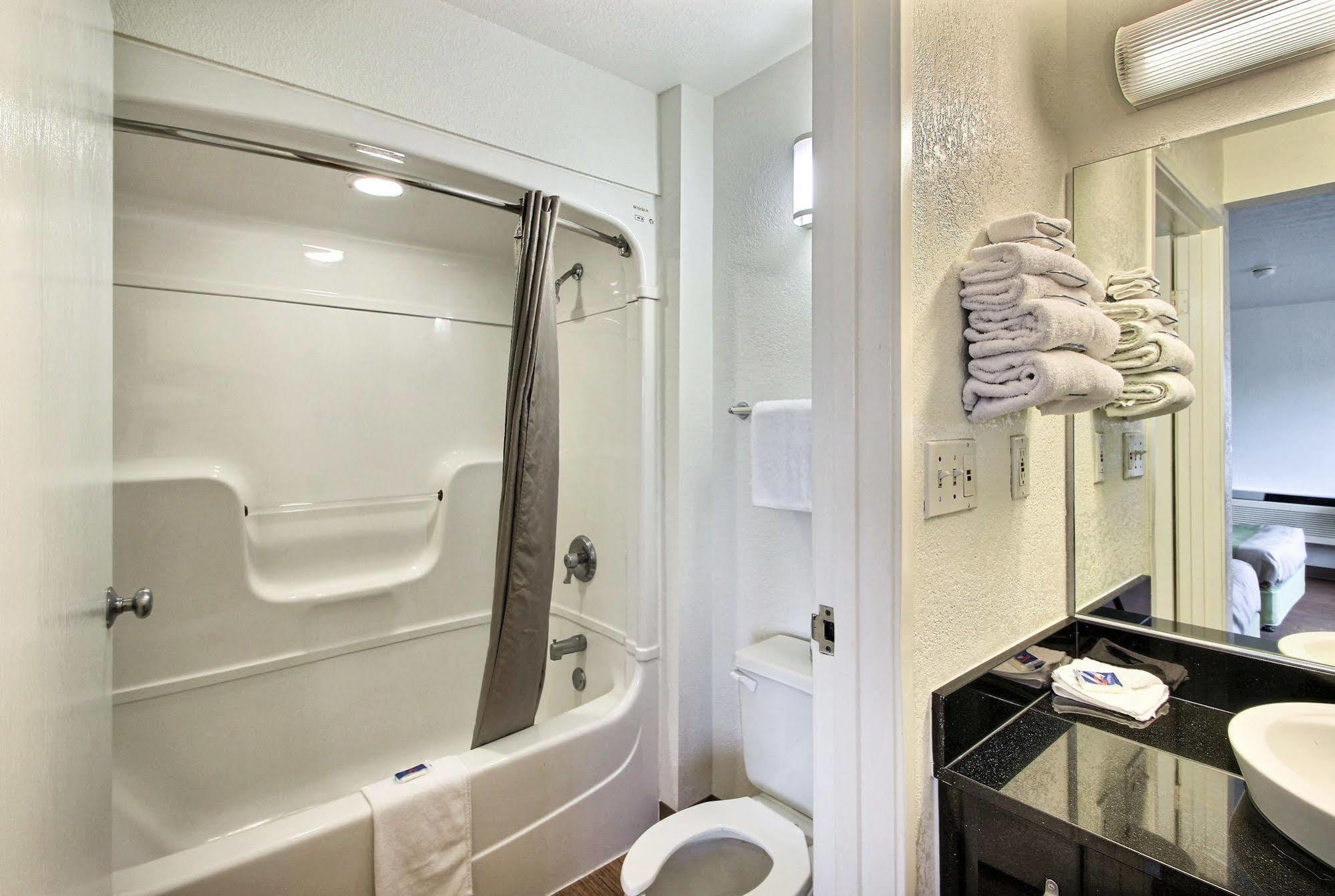 Motel 6 Milwaukee West - Брукфілд Екстер'єр фото