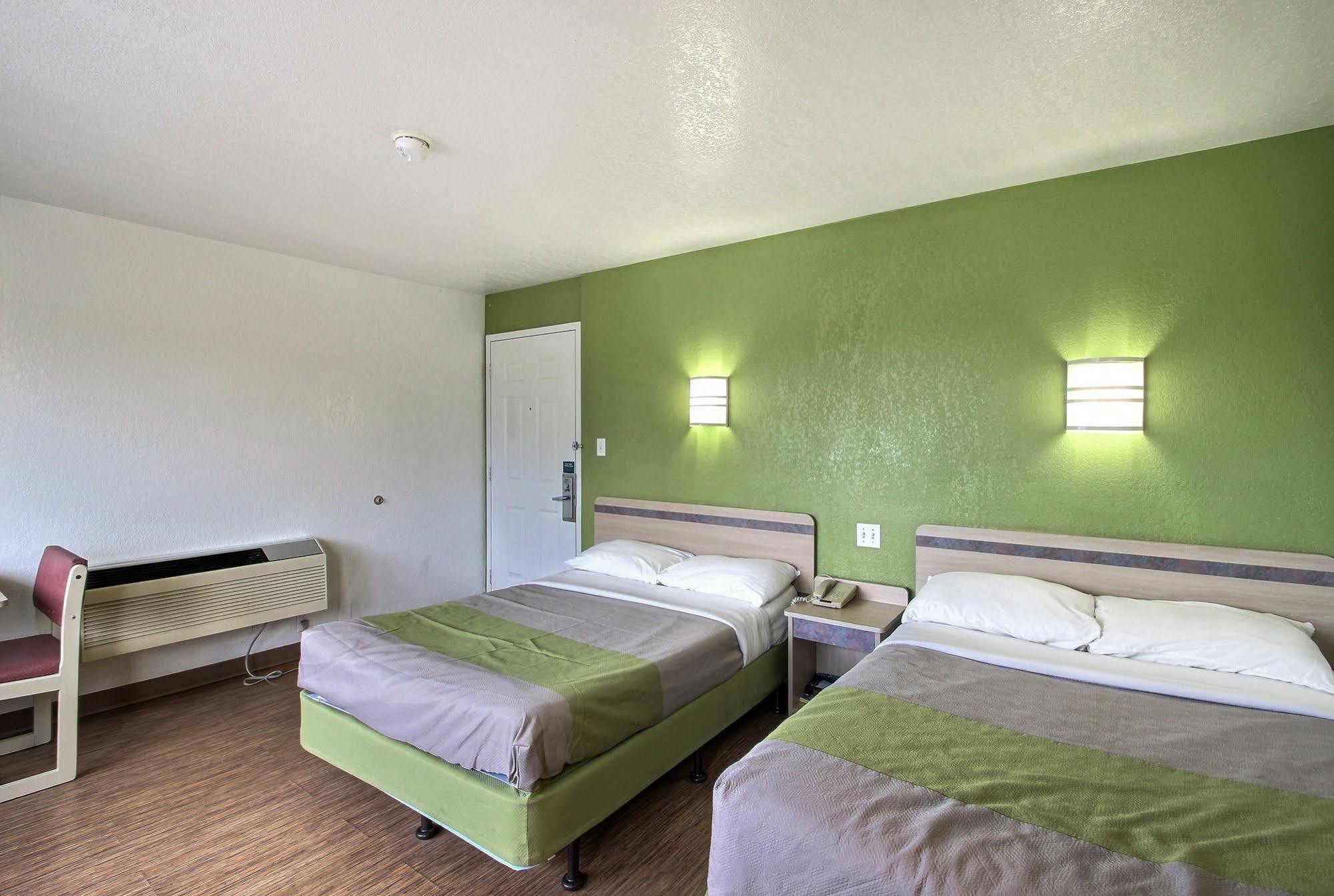 Motel 6 Milwaukee West - Брукфілд Екстер'єр фото