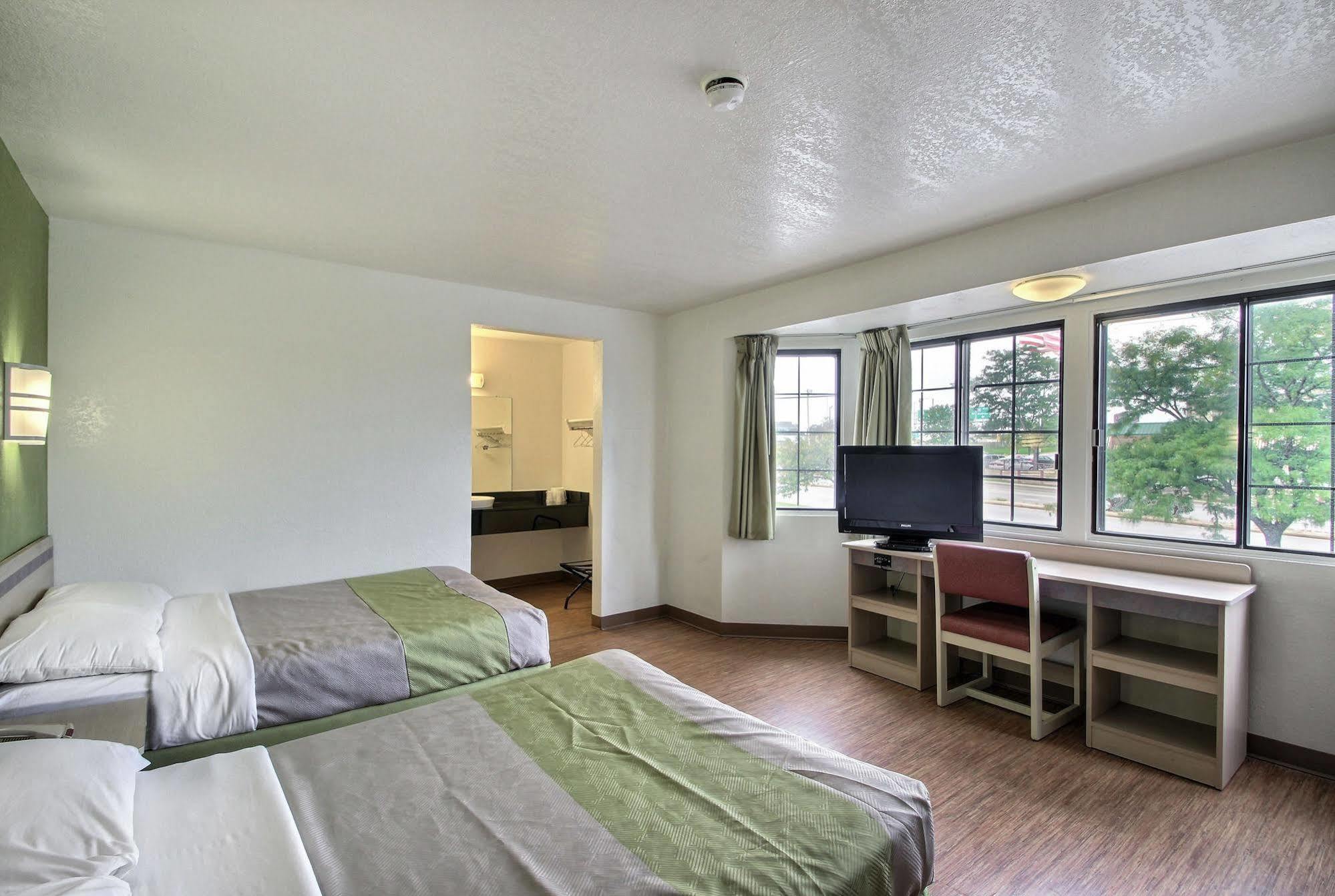 Motel 6 Milwaukee West - Брукфілд Екстер'єр фото