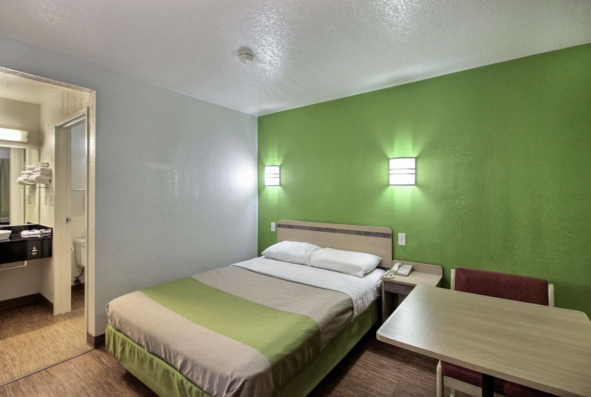 Motel 6 Milwaukee West - Брукфілд Екстер'єр фото