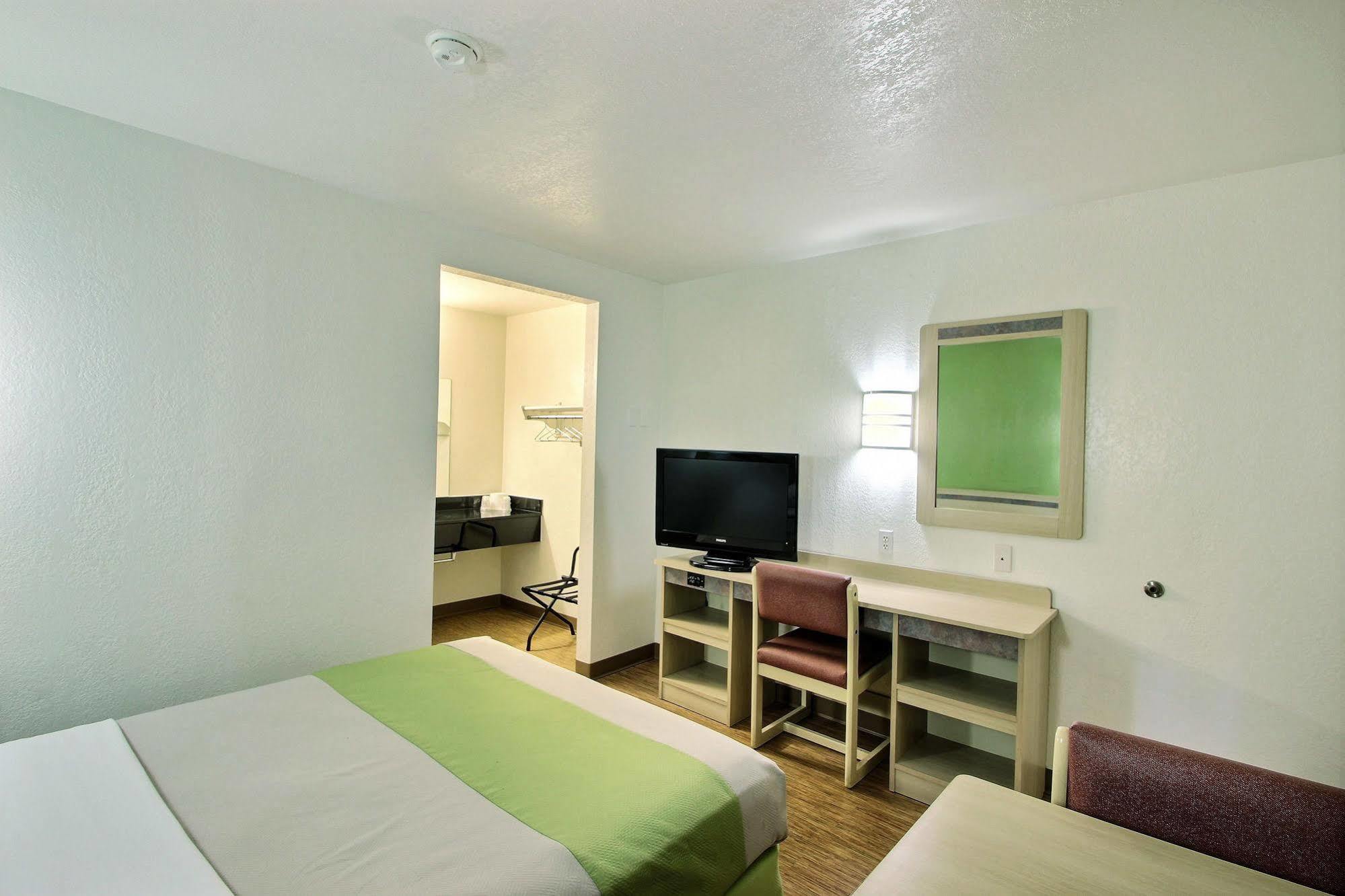 Motel 6 Milwaukee West - Брукфілд Екстер'єр фото