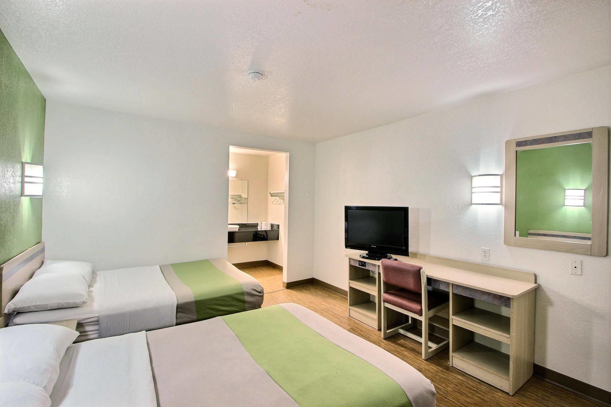 Motel 6 Milwaukee West - Брукфілд Екстер'єр фото