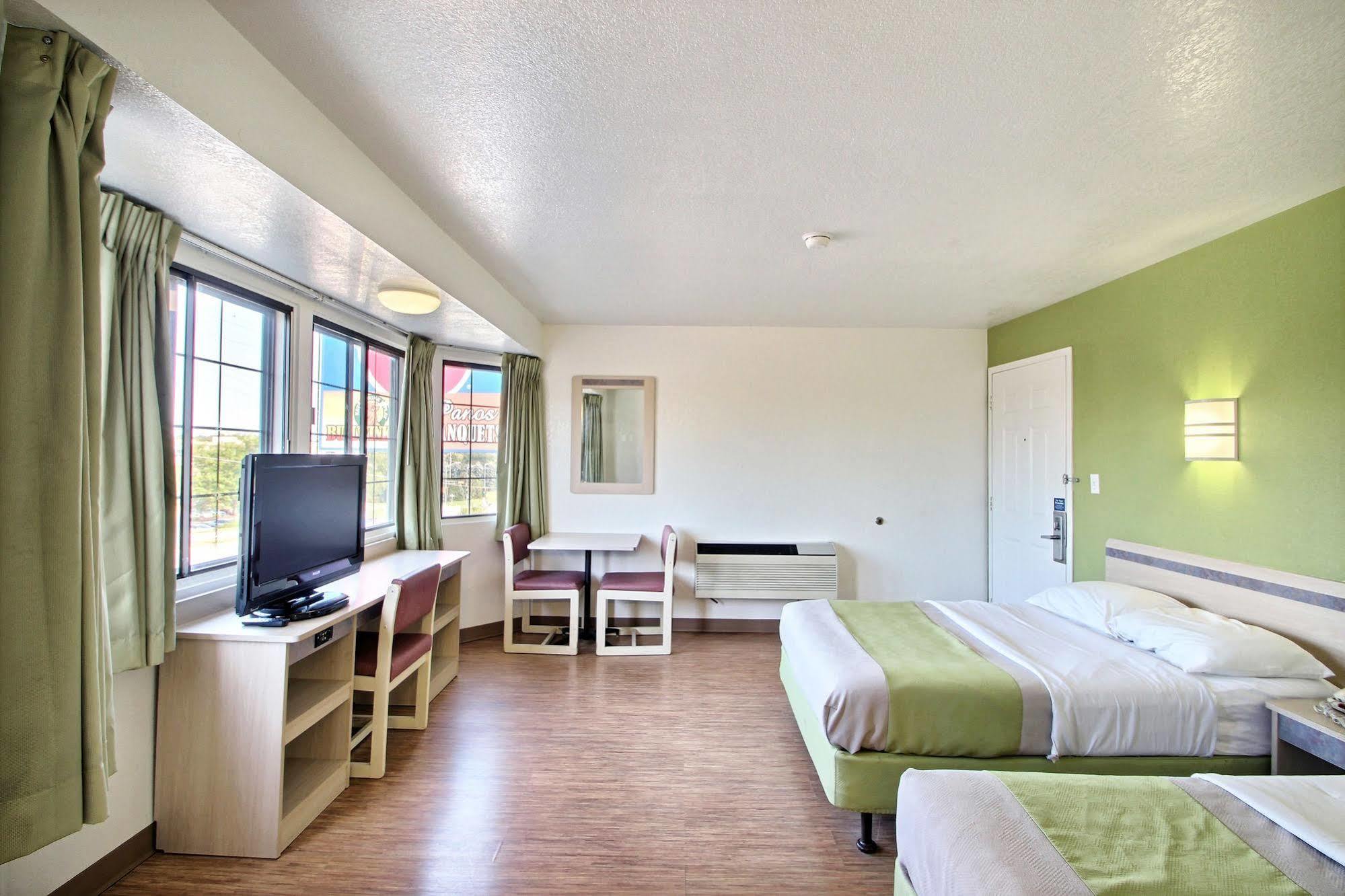 Motel 6 Milwaukee West - Брукфілд Екстер'єр фото
