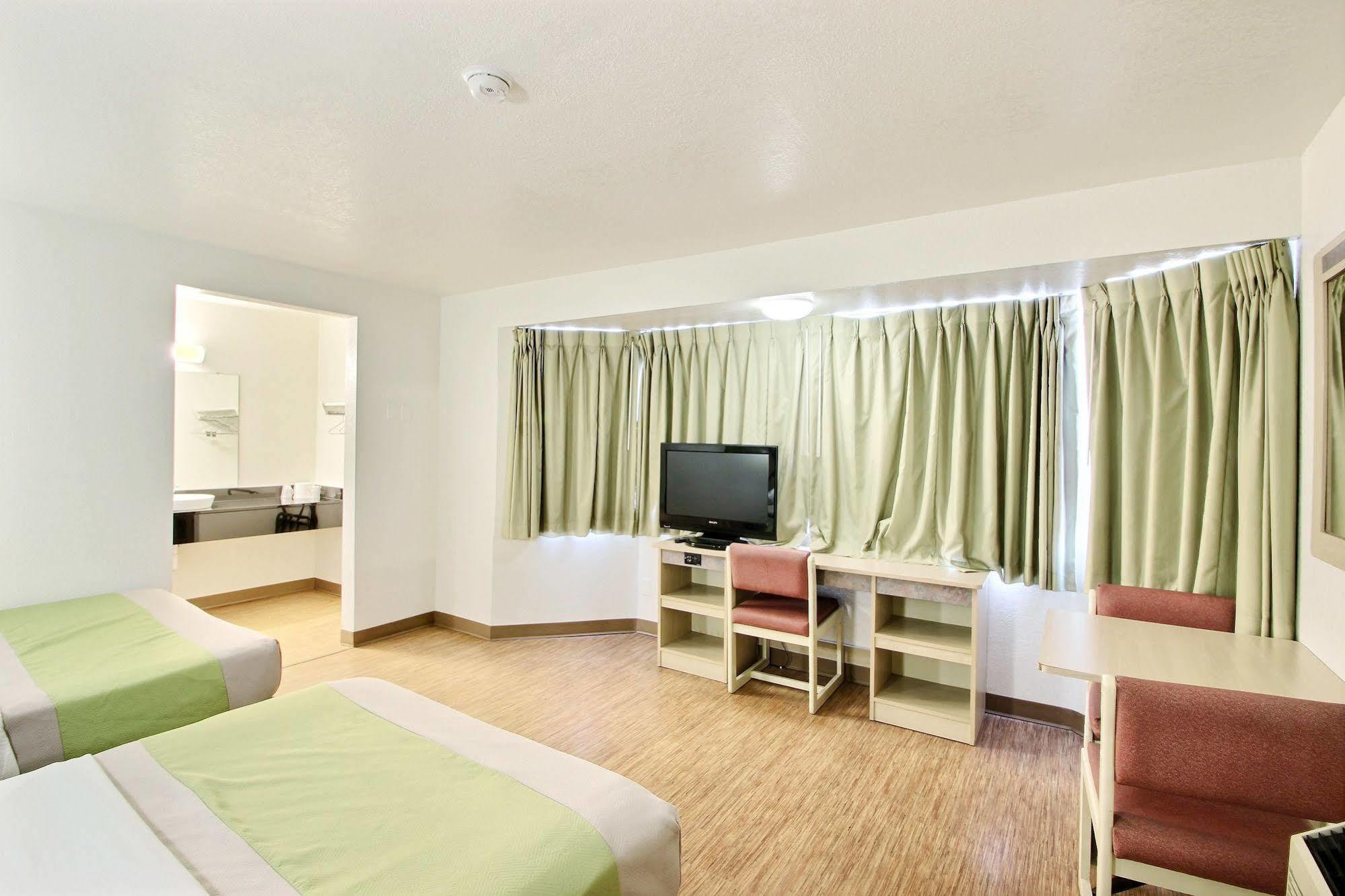 Motel 6 Milwaukee West - Брукфілд Екстер'єр фото