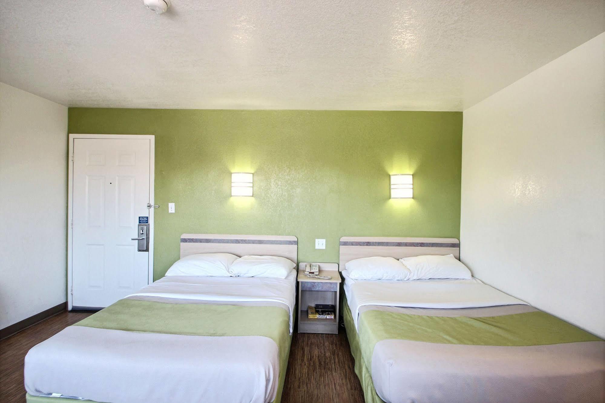 Motel 6 Milwaukee West - Брукфілд Екстер'єр фото