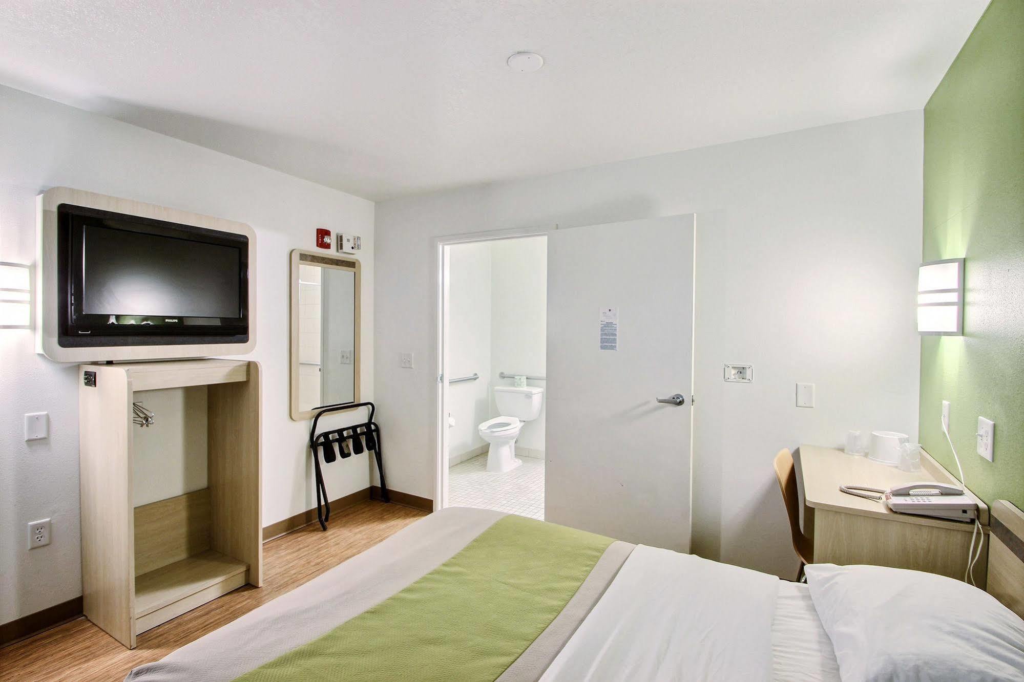 Motel 6 Milwaukee West - Брукфілд Екстер'єр фото