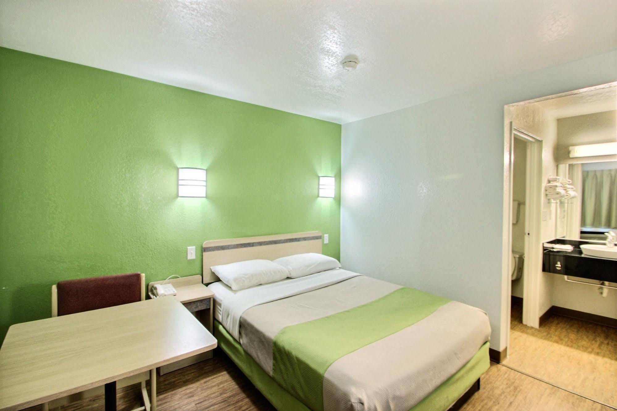 Motel 6 Milwaukee West - Брукфілд Екстер'єр фото