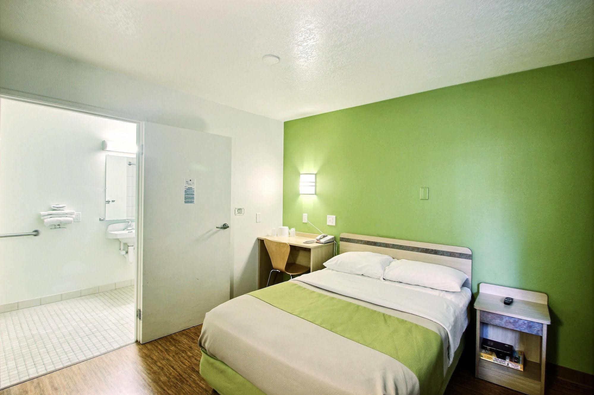 Motel 6 Milwaukee West - Брукфілд Екстер'єр фото