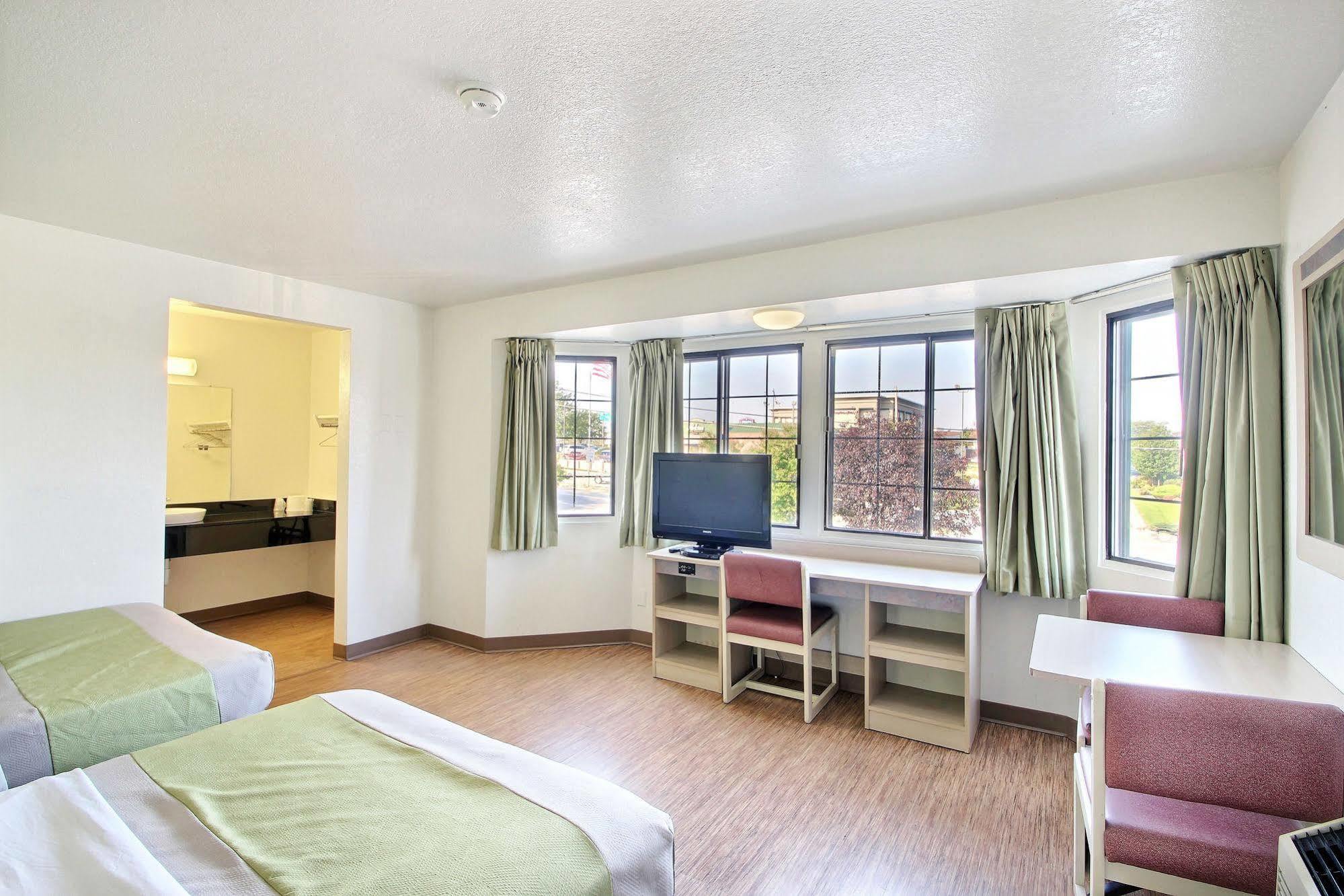 Motel 6 Milwaukee West - Брукфілд Екстер'єр фото